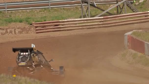 Bil Buggy Konkurrens Grusväg Slåss För Det Första Genom Att — Stockvideo