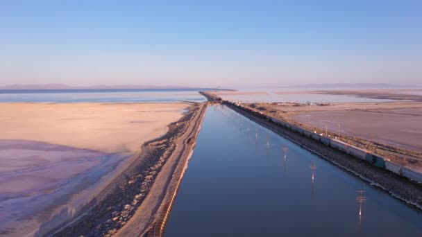 Drone Flys Next Long Freight Train Crossing Causeway Great Salt — ストック動画