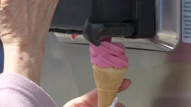 Супер Замедленная Съемка Женщины Продавца Мороженого Готовящей Розовое Мягкое Мороженое — стоковое видео