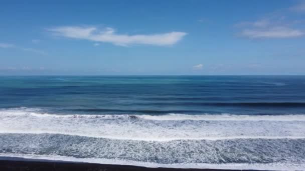 Ландшафт Моря Гарне Блакитне Море Великі Спокійні Хвилі Плавають Атлантичному — стокове відео