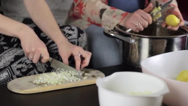 Donne Preparano Cena Affettare Cipolla Fresca Pelare Patata Bollita — Video Stock