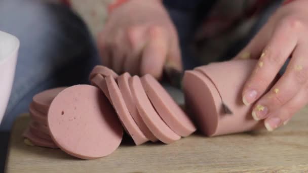 Personne Tranche Saucisse Médecin Avec Couteau Pointu Planche Bois Ferment — Video