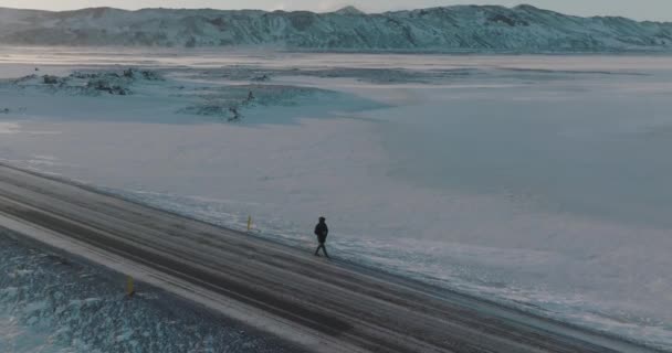 Trekker Lonely Icy Road Snowy Winter Islanda Paesaggio Aereo — Video Stock