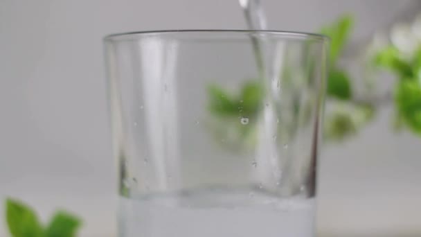 Pouring Cold Transparent Carbonated Soft Drink Glass Green Background — Stockvideo