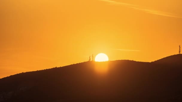 Sonnenuntergang Hinter Der Bergsilhouette Mit Kommunikationstürmen Zeitraffer — Stockvideo
