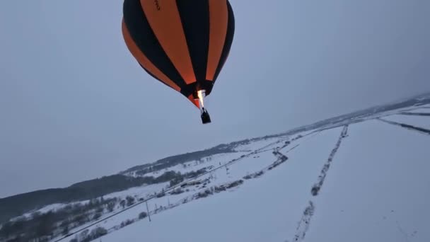 热气球 戏剧化动态Fpv无人机飞机降落伞 燃烧器和冷冬景观上方篮子的空中视图 — 图库视频影像