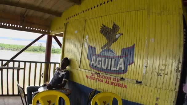 Homme Relaxant Devant Panneau Bière Aguila Sur Mur — Video