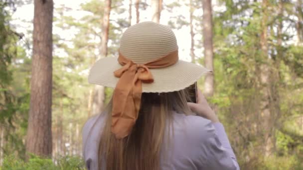 Mulher Atraente Com Chapéu Tirando Fotos Vídeos Bela Floresta — Vídeo de Stock