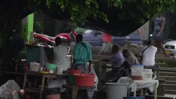 Grupo Hombres Mujeres Color Que Buscan Refugio Lluvia Puesto Comida — Vídeo de stock