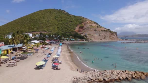 Αεροφωτογραφία Των Τουριστών Μια Παραλία Παραδείσου Στο Kitts Antilles Παρακολούθηση — Αρχείο Βίντεο