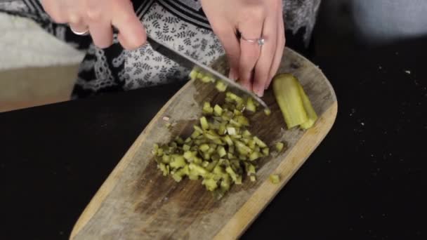 Married Woman Dicing Pickle Wooden Board Sharp Knife Static View — ストック動画