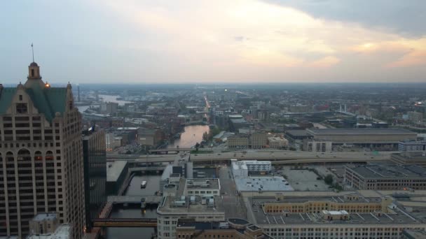 Vue Aérienne Rivière Milwaukee Paysage Urbain Coucher Soleil Lunaire Dans — Video