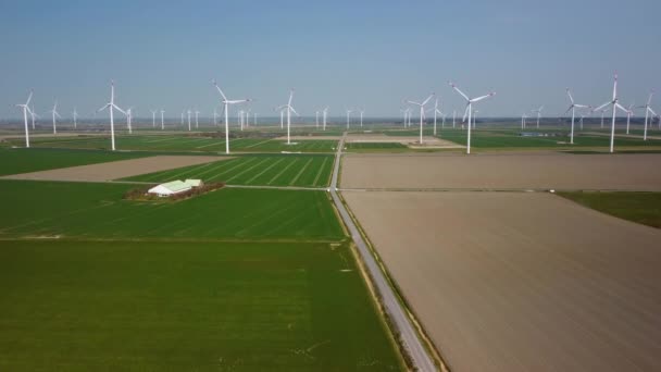 德国海滨的一个巨大风电场的美丽的天线 产生可再生能源的涡轮机 — 图库视频影像