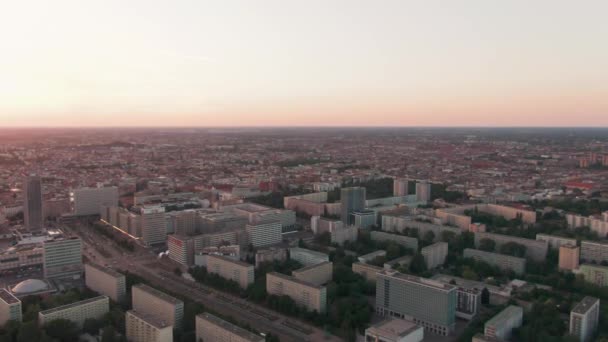 Disparo Aéreo Avión Tripulado Berlin Mitte Berlín Alemania Durante Atardecer — Vídeo de stock