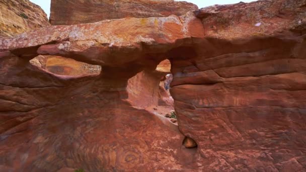 Ősi Sírok Barlangok Petrában Közel Kincstárhoz Khaznet Történelmi Unesco Örökség — Stock videók