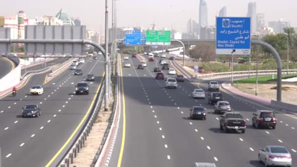 Verkeer Snelweg Voorsteden Van Dubai Verenigde Arabische Emiraten Met Afslag — Stockvideo