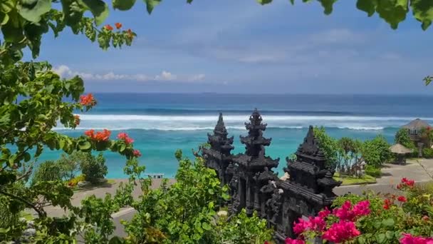 Isla Bali Indonesia Frente Playa Colorida Puerta Del Templo Hindú — Vídeo de stock