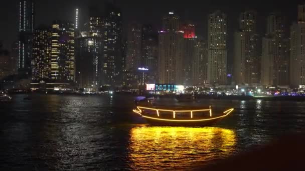 Dubai Por Noche Barco Turístico Rascacielos Luces Reflexión Sobre Marina — Vídeo de stock