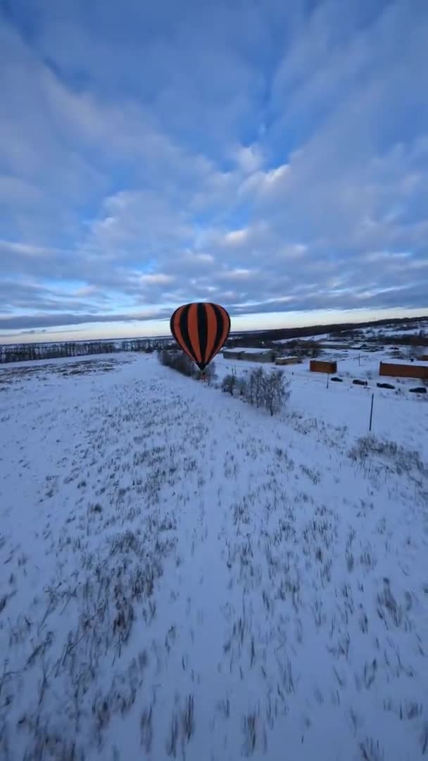 Dramatische Vertikale Fpv Luftaufnahme Nach Drohnenflug Zum Heißluftballon Über Schnee — Stockvideo