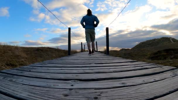 Jeune Homme Qui Passe Tir Statique Promenade Sur Une Planche — Video