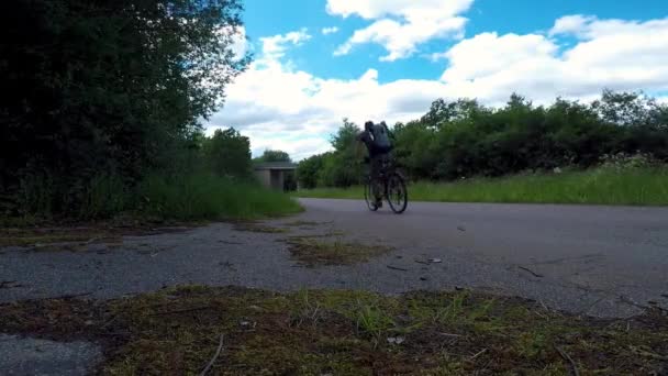 骑自行车的人骑着马在欧洲乡间的路上 体育活动 — 图库视频影像