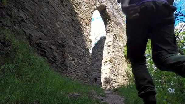 Junger Kaukasier Spaziert Durch Historische Burgruine — Stockvideo