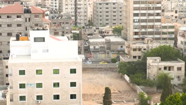 Проезжающие Мимо Машины Между Зданиями Газе — стоковое видео