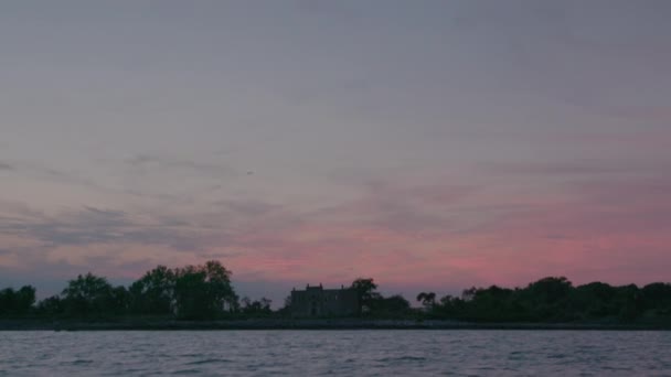 哈特岛 庄严的墓葬地点 为身份不明的死尸 从水面上 夕阳西下 — 图库视频影像