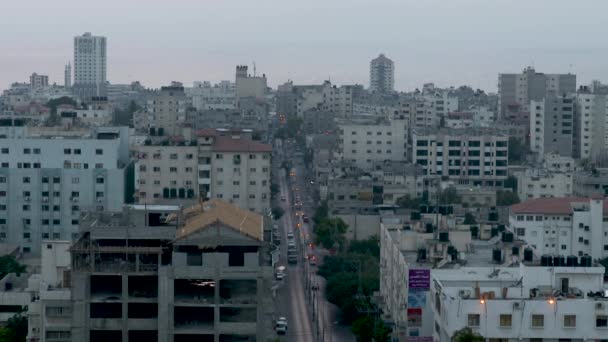 Abendweite Aufnahme Von Gaza Autos Die Auf Einer Straße Fahren — Stockvideo