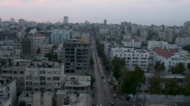 Abendweite Aufnahme Von Gaza Autos Die Auf Einer Straße Fahren — Stockvideo