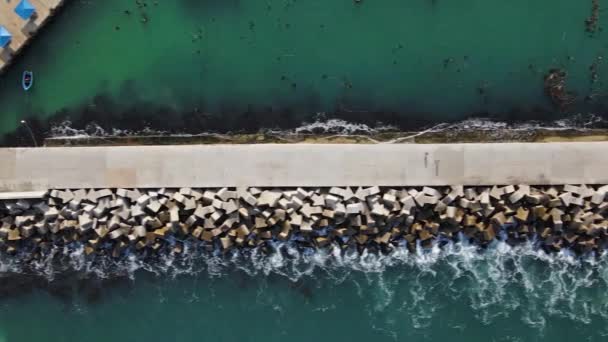 Hafenmauer Und Sollwasser Von Oben — Stockvideo