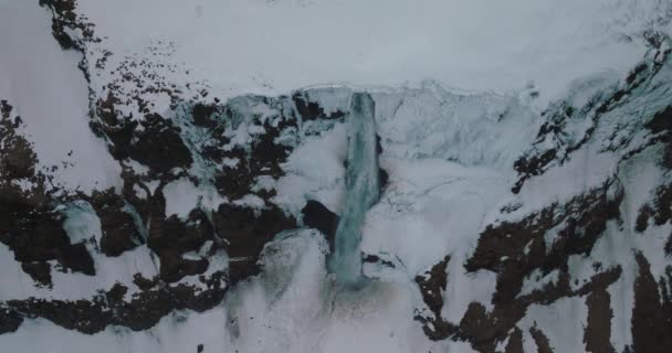 Vízáramlás Vízesésből Jéggel Borított Izlandi Sziklán Légi — Stock videók