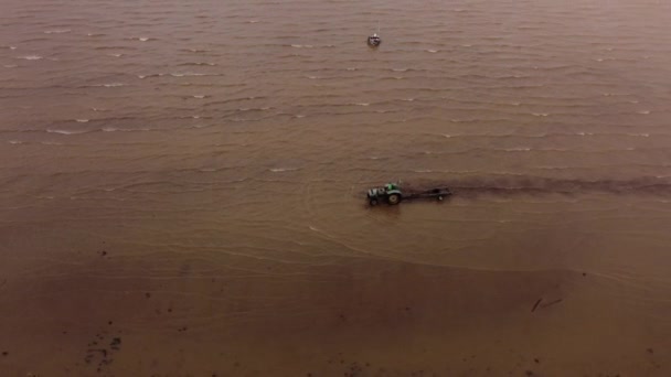 阿根廷布宜诺斯艾利斯 围绕着进入河流的牵引机的空中无人驾驶飞机 以使船只脱水 — 图库视频影像