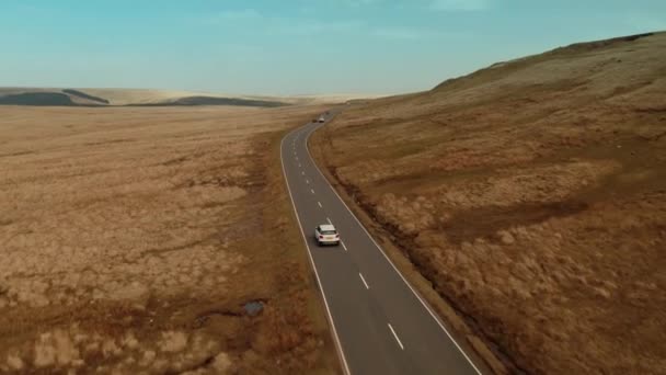 Abstract Luchtfoto Van Landweg Met Een Auto Voor Het Opgedroogde — Stockvideo