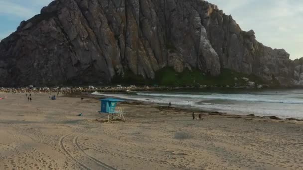 Wide Aerial View Lifeguard Stand Morro Bay Rock Beach California — Stock Video