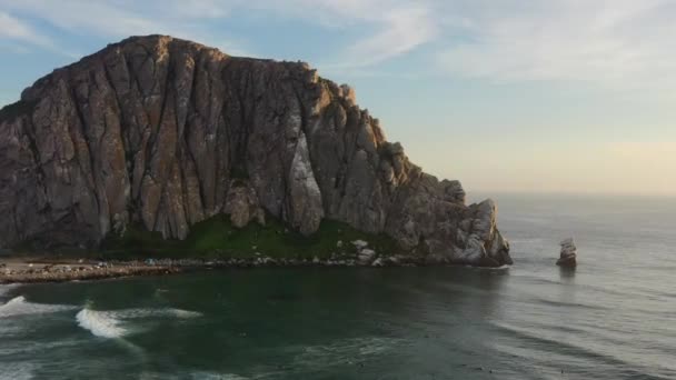 Low Altitude Aerial Drone Circling Morro Bay Rock Beach Sunset — Vídeo de Stock