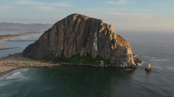Kaliforniya Morro Bay Rock Plajı Çevreleyen Hava Aracı Güneş Batarken — Stok video