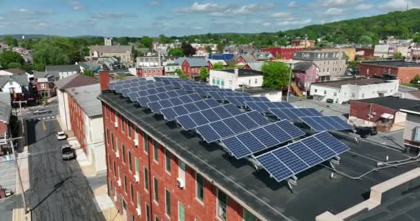 Luchtfoto Van Zonnepanelen Het Dak Kleine Stad Amerika Gebruikt Hernieuwbare — Stockvideo