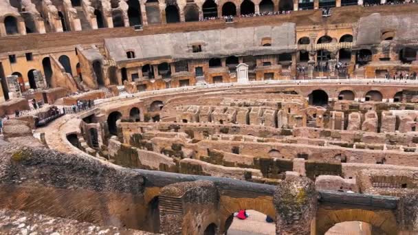 Panning Tiro Turista Visitando Belo Velho Coliseu Roma Durante Dia — Vídeo de Stock