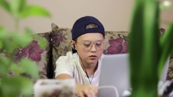 Young Gamer Boy Headphones Enjoying Music Home — Vídeo de Stock