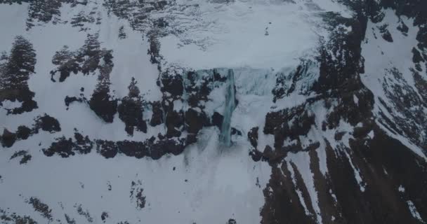 Snöiga Island Berg Med Flytande Vattenfall Cascading Utanför Cliff Antenn — Stockvideo