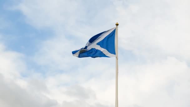 Bandeira Escocesa Mastro Bandeira Acenando Vento Forte — Vídeo de Stock