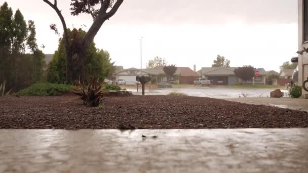Зображення Якого Дощу Падає Землю Фоні Будинків Сусідству Низький Кут — стокове відео