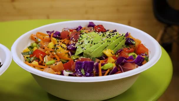 Kleurrijke Salade Belegd Met Avocado Sesamzaad Porseleinen Kom Slider Close — Stockvideo