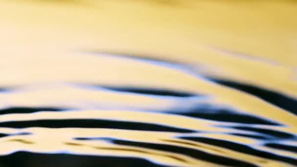 Superfície Água Textura Amarela Azul Com Ondulações Limpas Fundo Refração — Vídeo de Stock