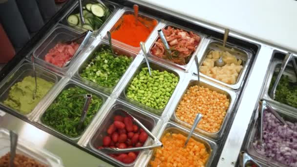 Opções Legumes Barra Salada Coberturas Tigela Barra Picada Controle Deslizante — Vídeo de Stock