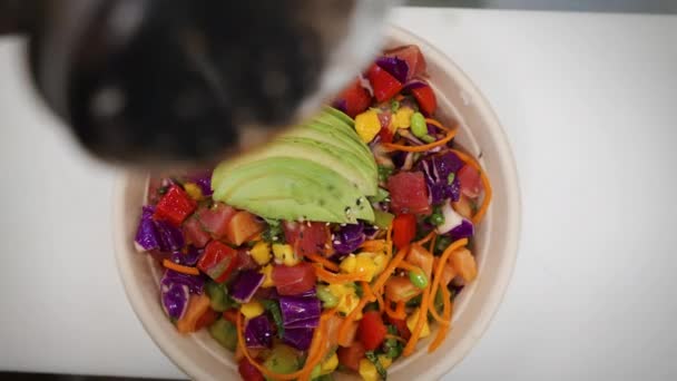 Şçi Susam Tohumlarını Geleneksel Salata Kasesine Susam Tohumlarının Salatanın Üzerine — Stok video