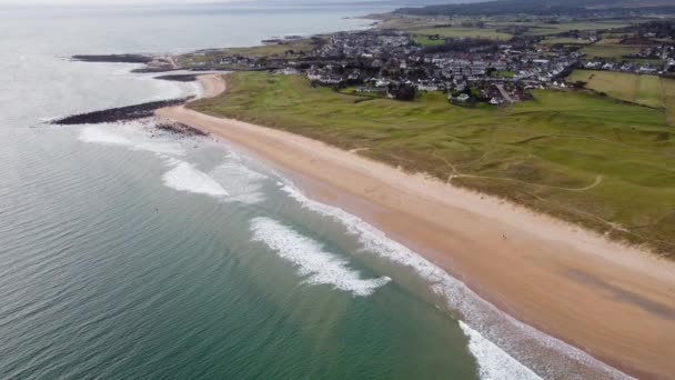 Szkockie Wybrzeże Wygląda Absolutnie Oszałamiająco Zamiast Filmowego Zdjęcia Drona — Wideo stockowe