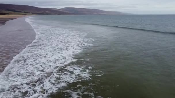 Ciemnozielone Wybrzeże Załamuje Się Bujną Górą Tle — Wideo stockowe