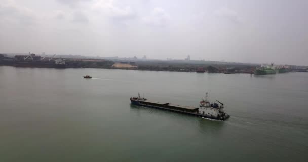 印度新曼加洛尔港附近一艘船只的航景 无人驾驶飞机射击 — 图库视频影像